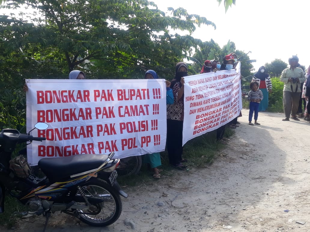 Demo, Ibu-ibu Banjar Negoro Minta Bongkar Cafe di Bantaran Sungai Ular