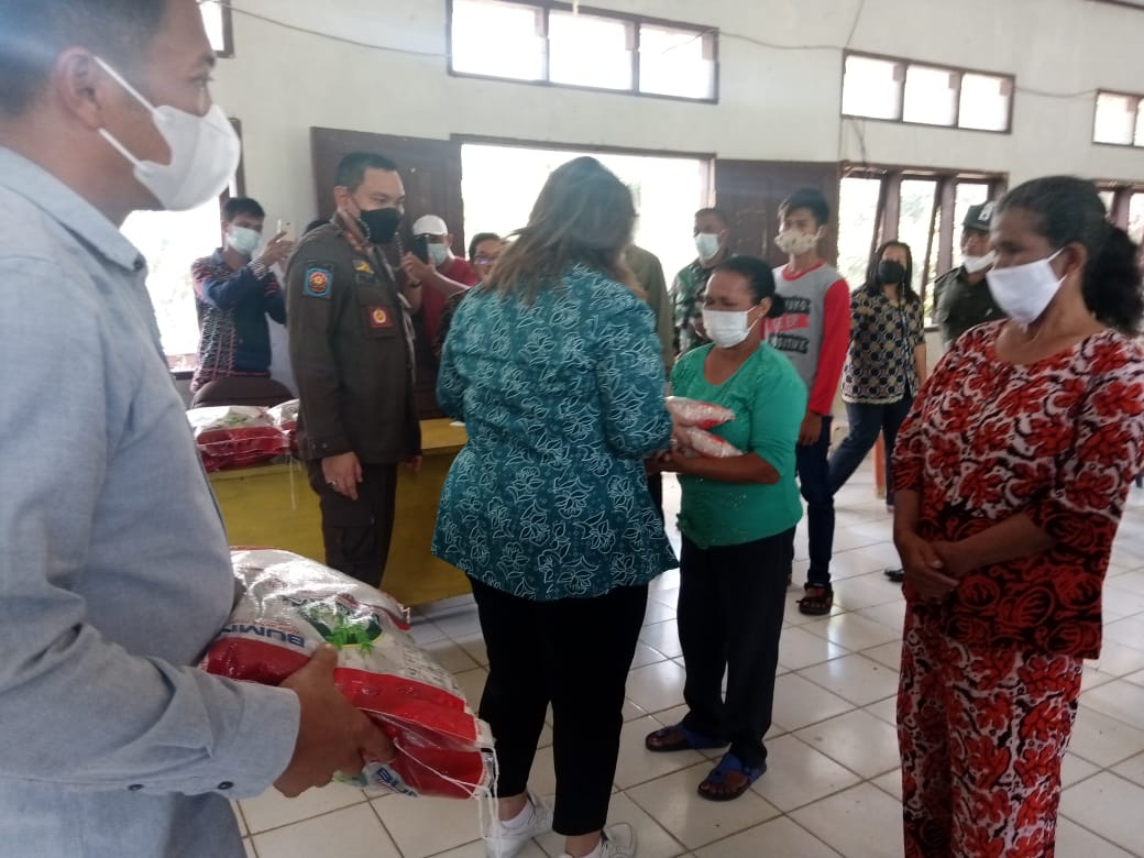 BUPATI PAKPAK BHARAT  SERAHKAN PROGRAM BANTUAN LOGISTIK SECARA SIMBOLIS UNTUK PENERIMA PKH DIMASA PPKM