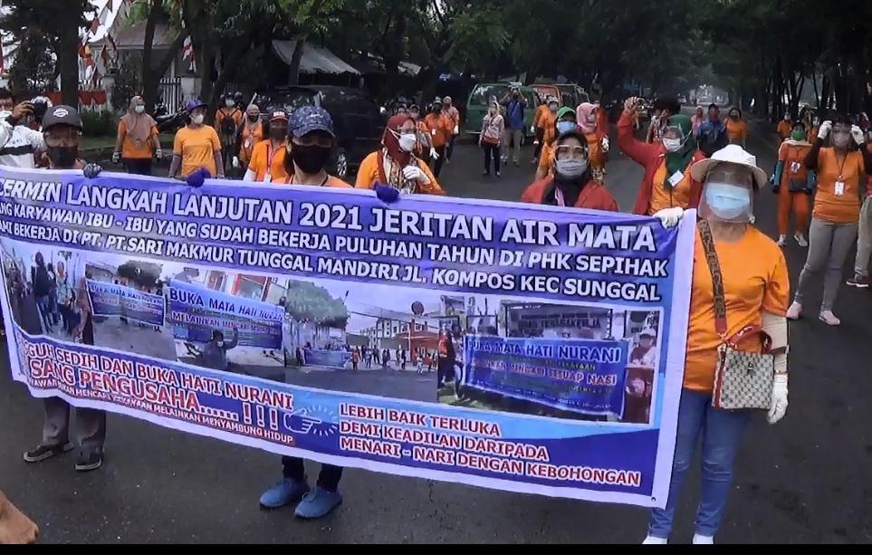 Tuntutan Tak Digubris, Karyawan PT Sari Makmur Tunggal Mandiri Gelar Aksi didepanÂ Kantor Disnaker Sumut