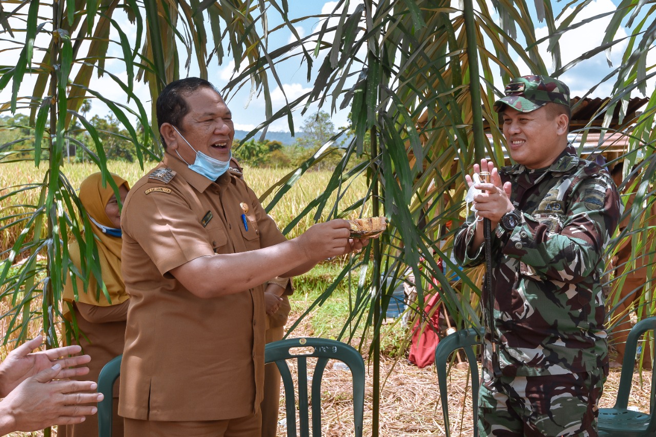 Walikota Padangsidimpuan Irsan Efendi Nasution SH memberikan kejutan kepada Dandim 0212/TS
