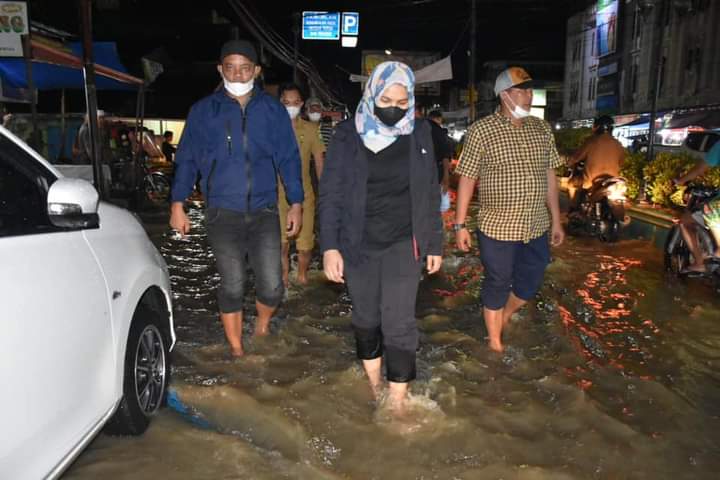 WABUP MADINA ATIKA NASUTION TINJAU LOKASI BANJIR, INI PENYEBABNYA