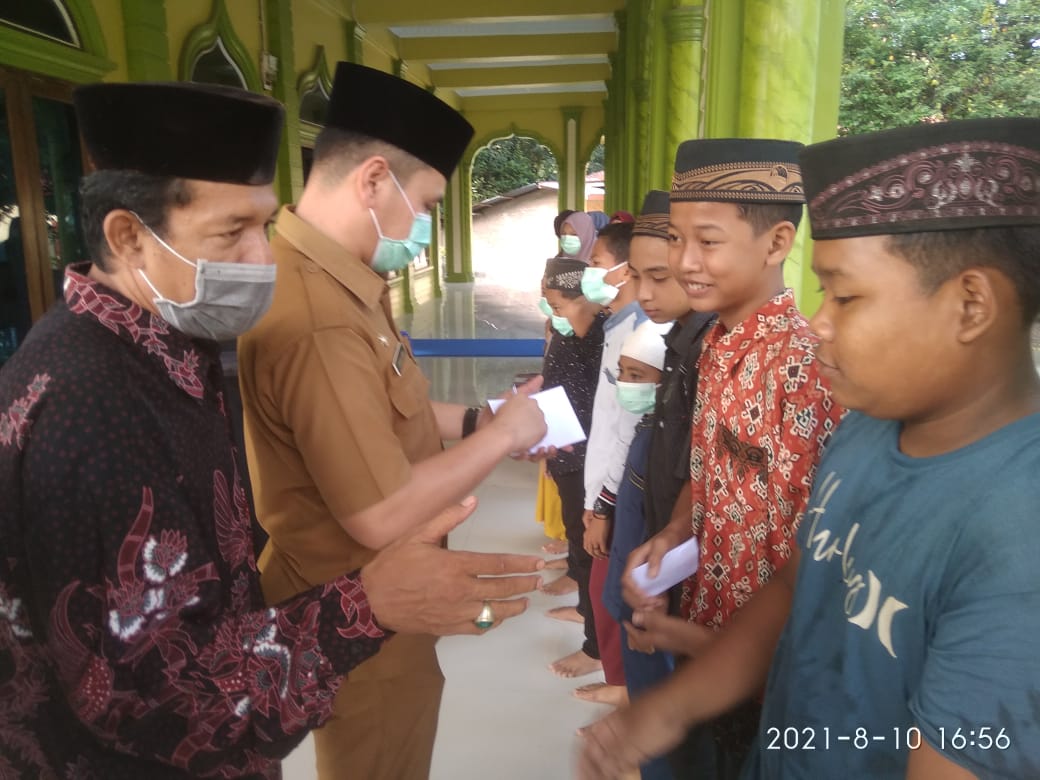 Gerakan Pantai labu bersedekah santuni anak yatim dan guru ngaji