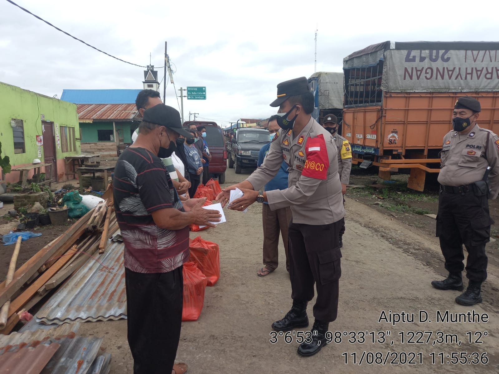 Puting Beliung Menimpa desa kubu colia, Polres Tanah Karo Berikan Bantuan Kepada Korban
