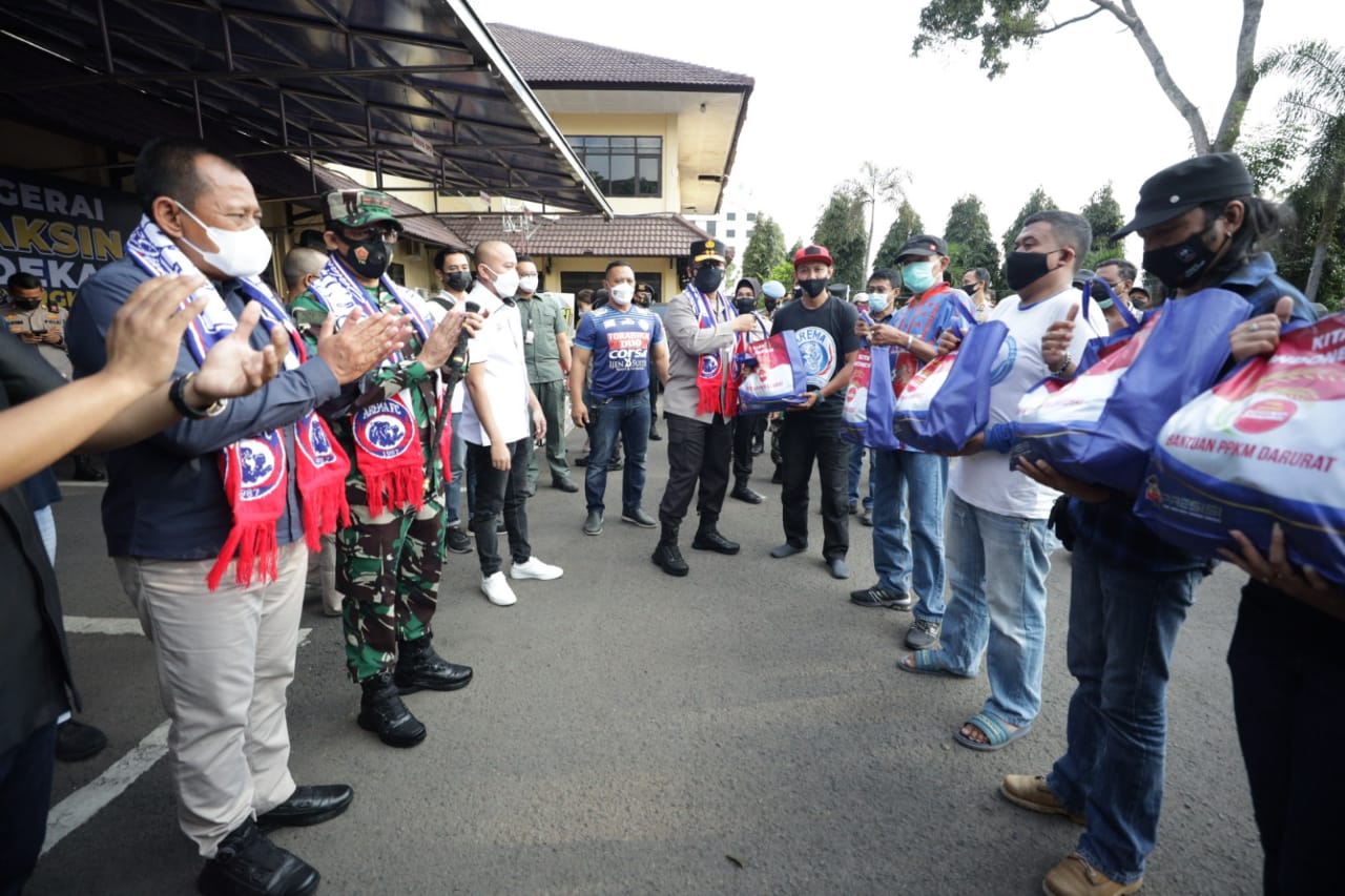 Kapolda Jatim dan Pangdam V Brawaijaya Apresiasi Arema Pelopor Vaksinasi