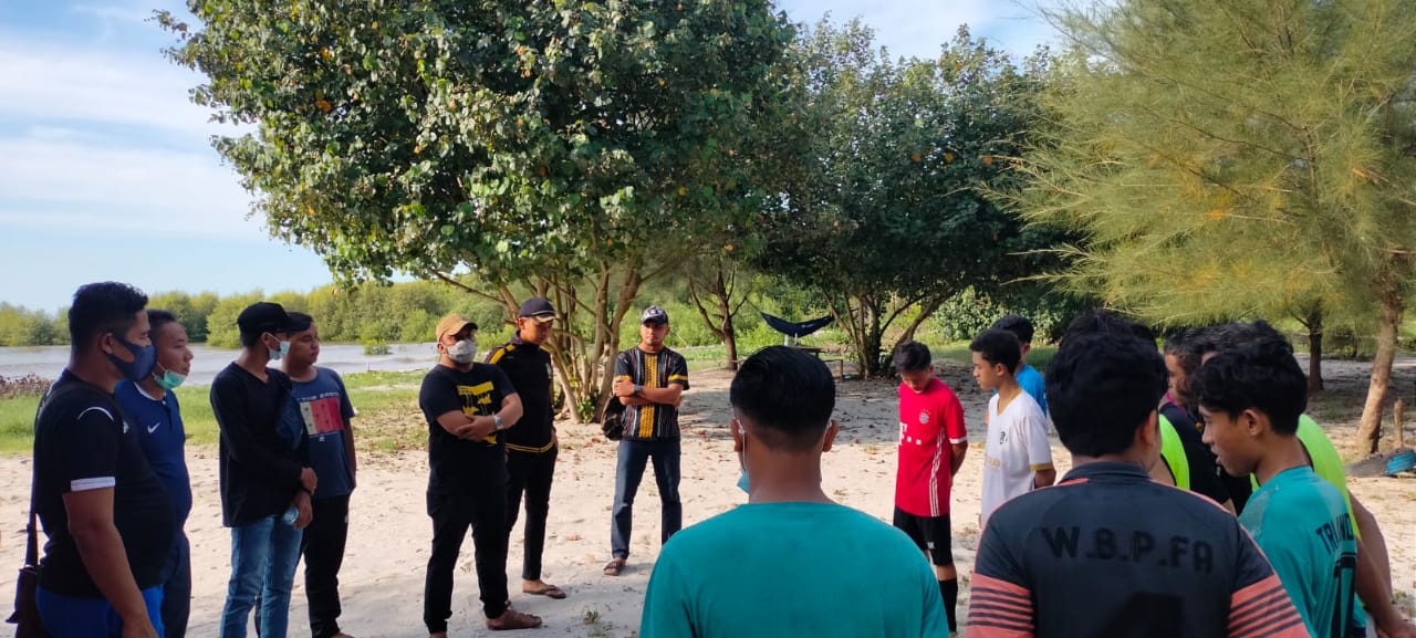 Tim Futsal Pantai labu tingkatkan stamina/fisik di pantai muara indah