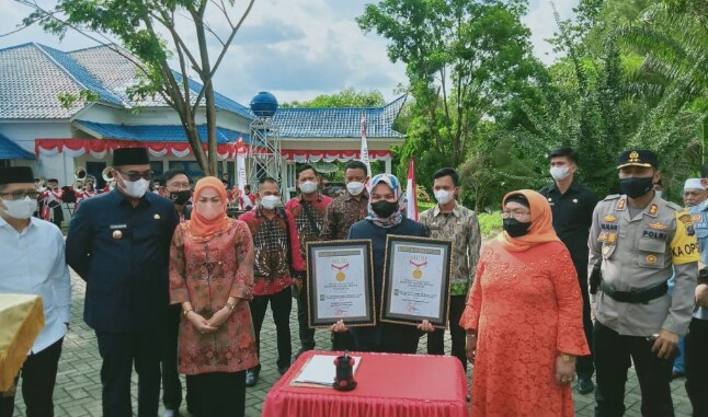 WAKIL BUPATI MADINA ATIKA AZMI UTAMI NASUTION TERIMA DUA PENGHARGAAN MURI