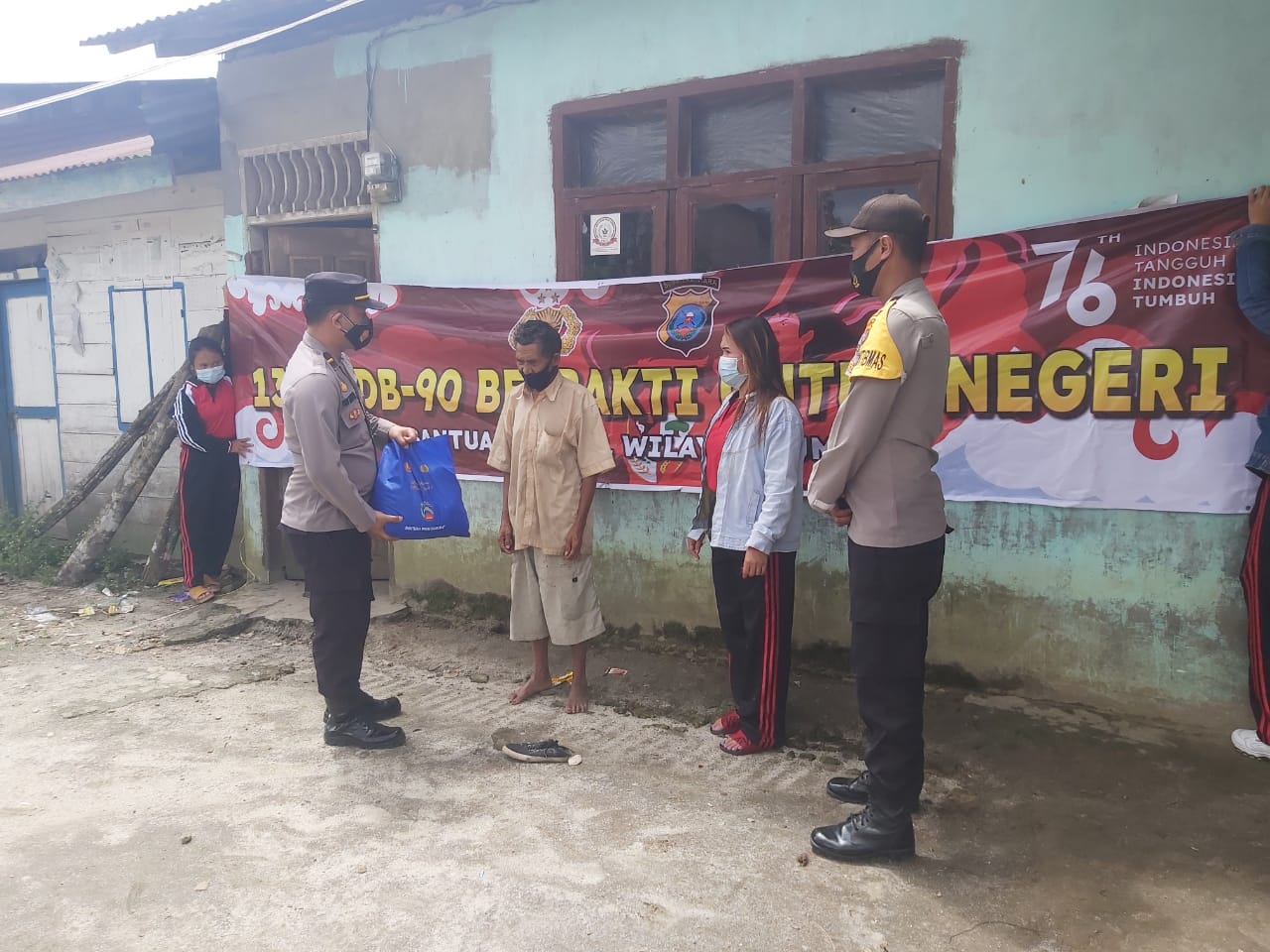 Polres Pakpak Bharat Salurkan Bantuan Sembako Program Jumat Barokah Kapolda Sumut kepada Masyarakat Terdampak Covid-19