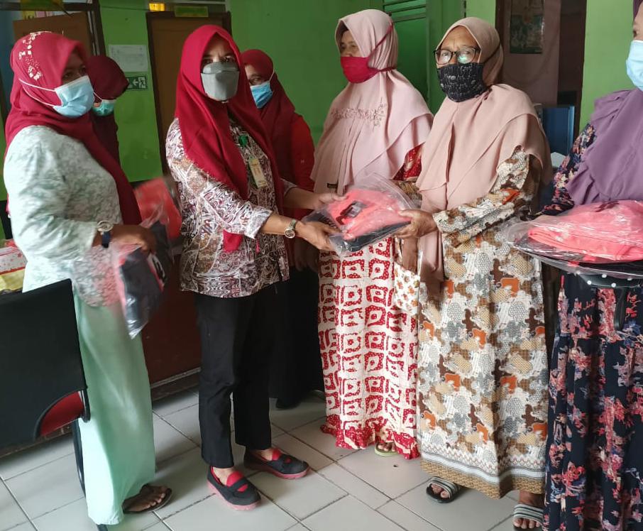 Dinkes Labuhanbatu Melalui Puskesmas Negeri Lama Serahkan Seragam Lansia