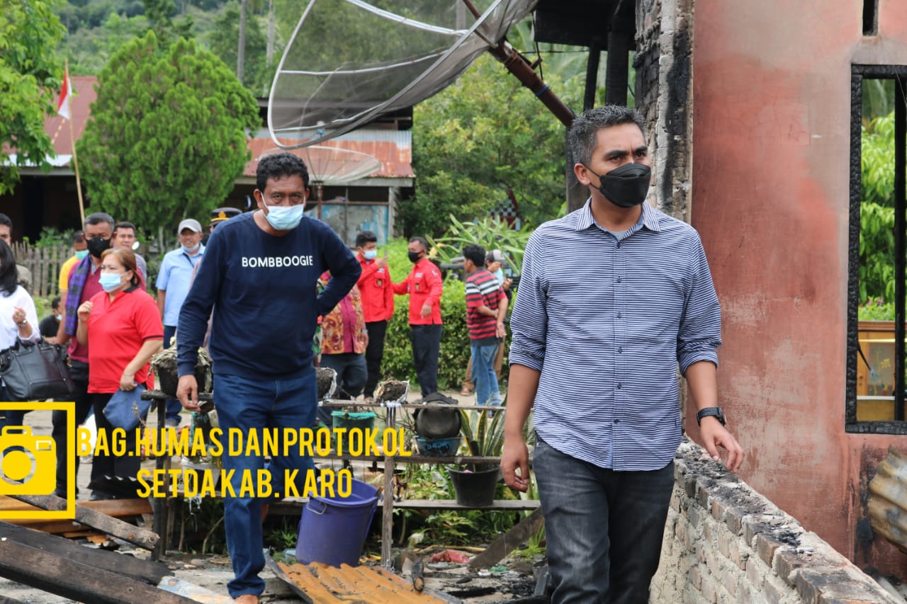 Wakil Bupati Karo serahkan bantuan bagi korban bencana kebakaran di Desa Lau Baleng.