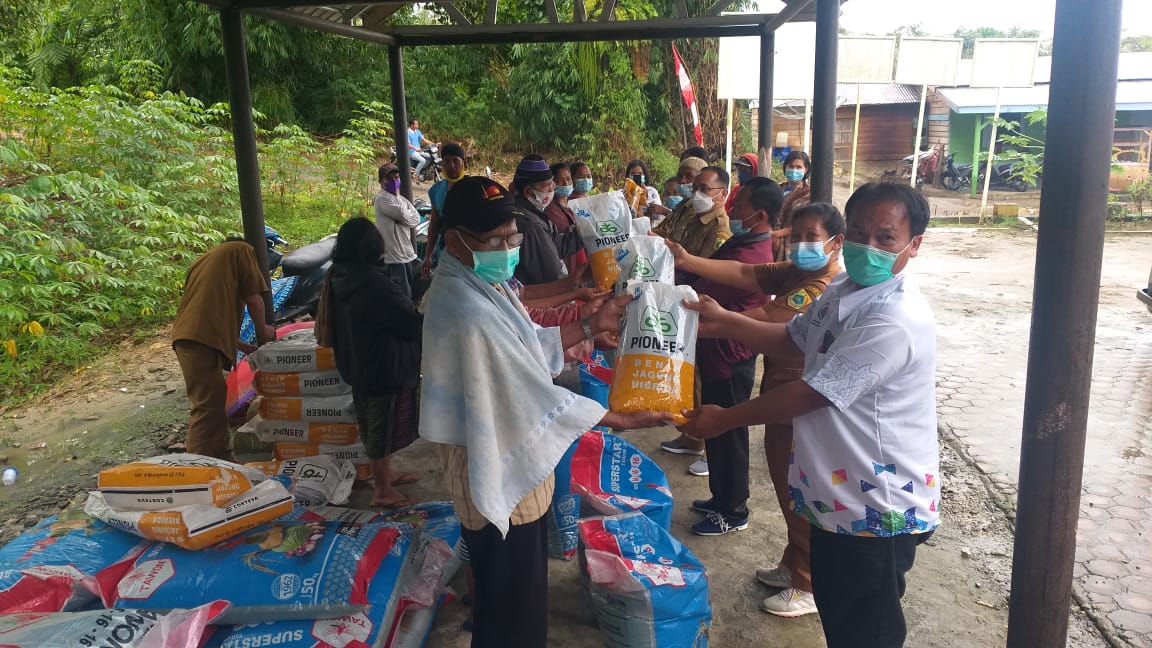 Dimasa Pendemi Covid -19 Pemerintah Desa Buluhtellang Salurkan Bantuan Pemberdayaan Masyarakat
