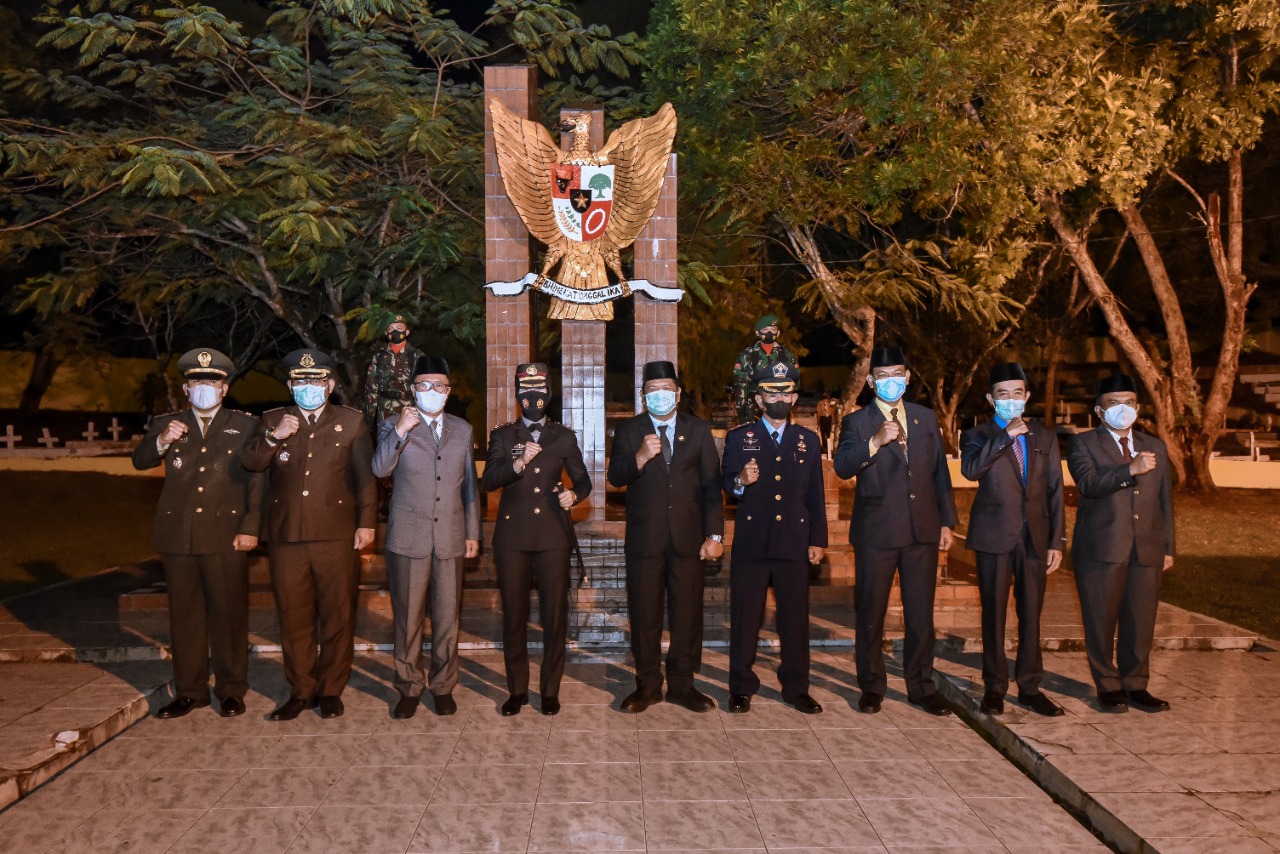 Kapolres Irup, Walikota Irsan Efendi Nasution Hadiri Renungan Suci di Makam Pahlawan