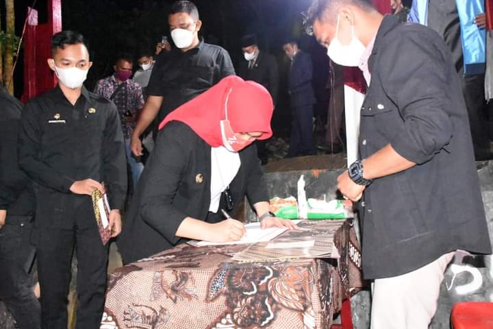 Wakil Bupati Mandailing Natal Pimpin Upacara Renungan Suci di Makam Pahlawan Desa Sayur Maincat