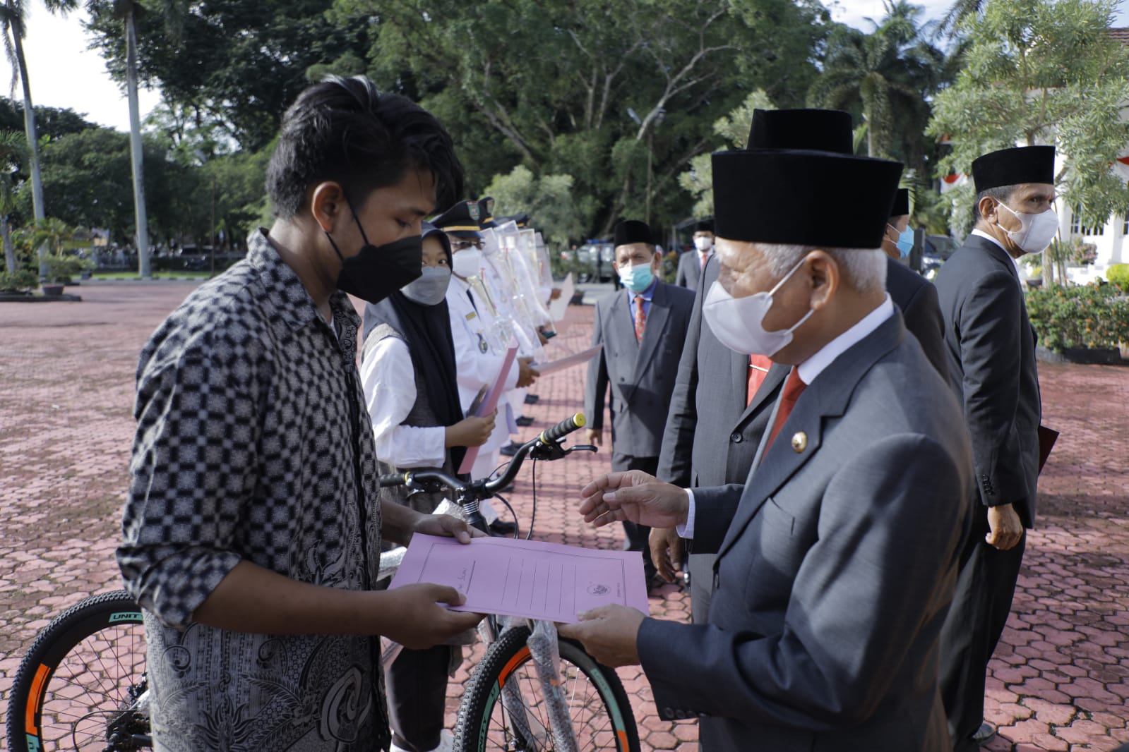 HUT Kemerdekaan RI ke 76,Â Bupati Asahan Serahkan Penghargaan dan Hadiah Pada Upacara Penurunan Bendera Merah Putih