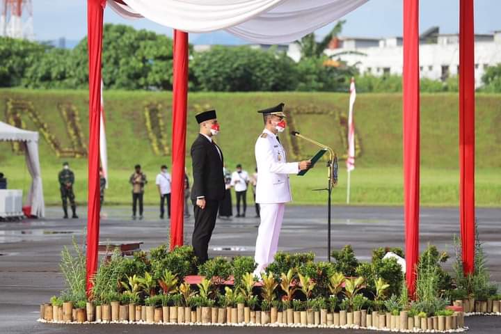 WAGUBSU H MUSA RAJEKSHAH PIMPIN UPACARA 76 RI DI PANGKALAN LANUD SOEWONDO