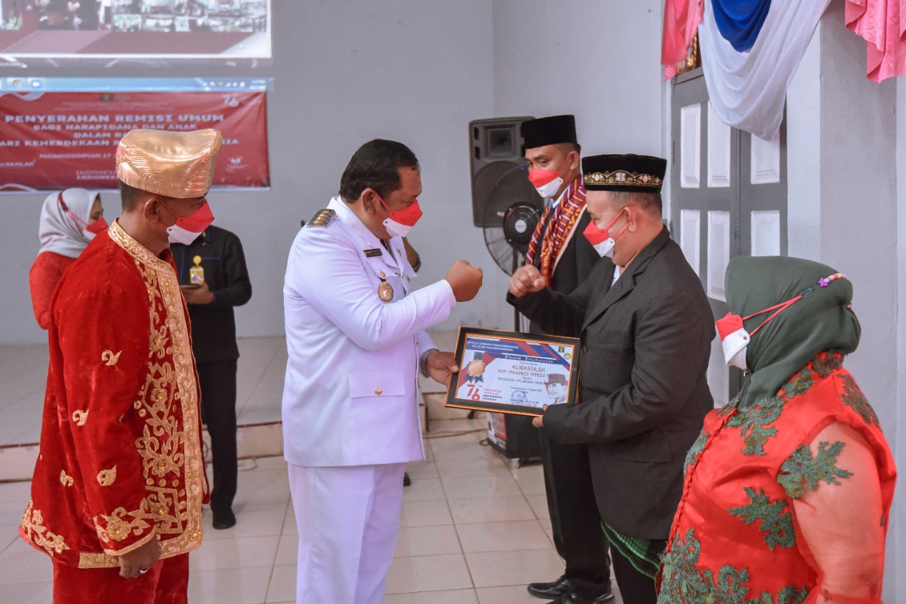 Wali Kota Irsan Efendi Nasution mengikuti acara Penyerahan Remisi Umum Bagi Napi dan anak melalui Virtual