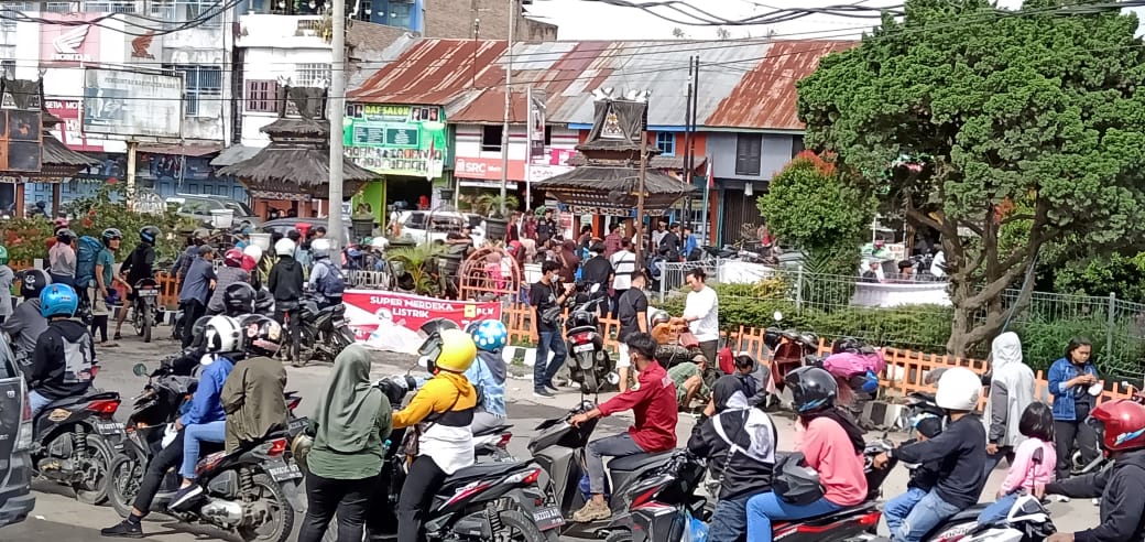 Pengunjung dan Pemerintah seolah  tak peduli dan menghiraukan PPKM