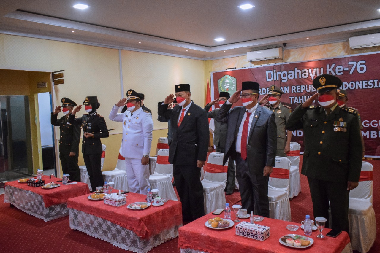 Walikota Irsan Efendi Nasution SH bersama ForkopimdaÂ mengikuti upacara penurunan bendera Sang Merah Putih