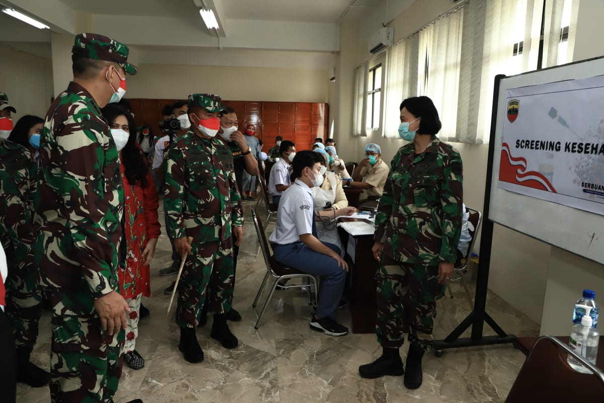 Pangdam I/BB Pantau Pelaksanaan Vaksinasi Umur 12 - 17 Tahun di SMA Santo Thomas Medan