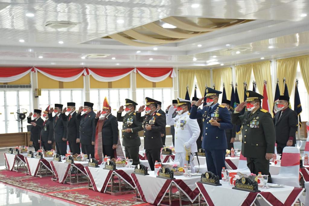 Pangdam I/BB Hadiri Penaikan dan Penurunan Bendera Upacara HUT ke-76 Kemerdekaan RI