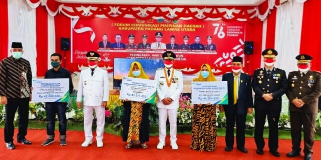 BUPATI PALUTA ANDAR AMIN HARAHAP SERAHKAN SANTUNAN