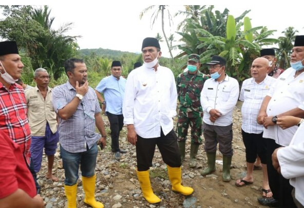 BUPATI MADINA H JAKFAR SUKHAIRI NASUTION TINJAU LOKASI BANJIR