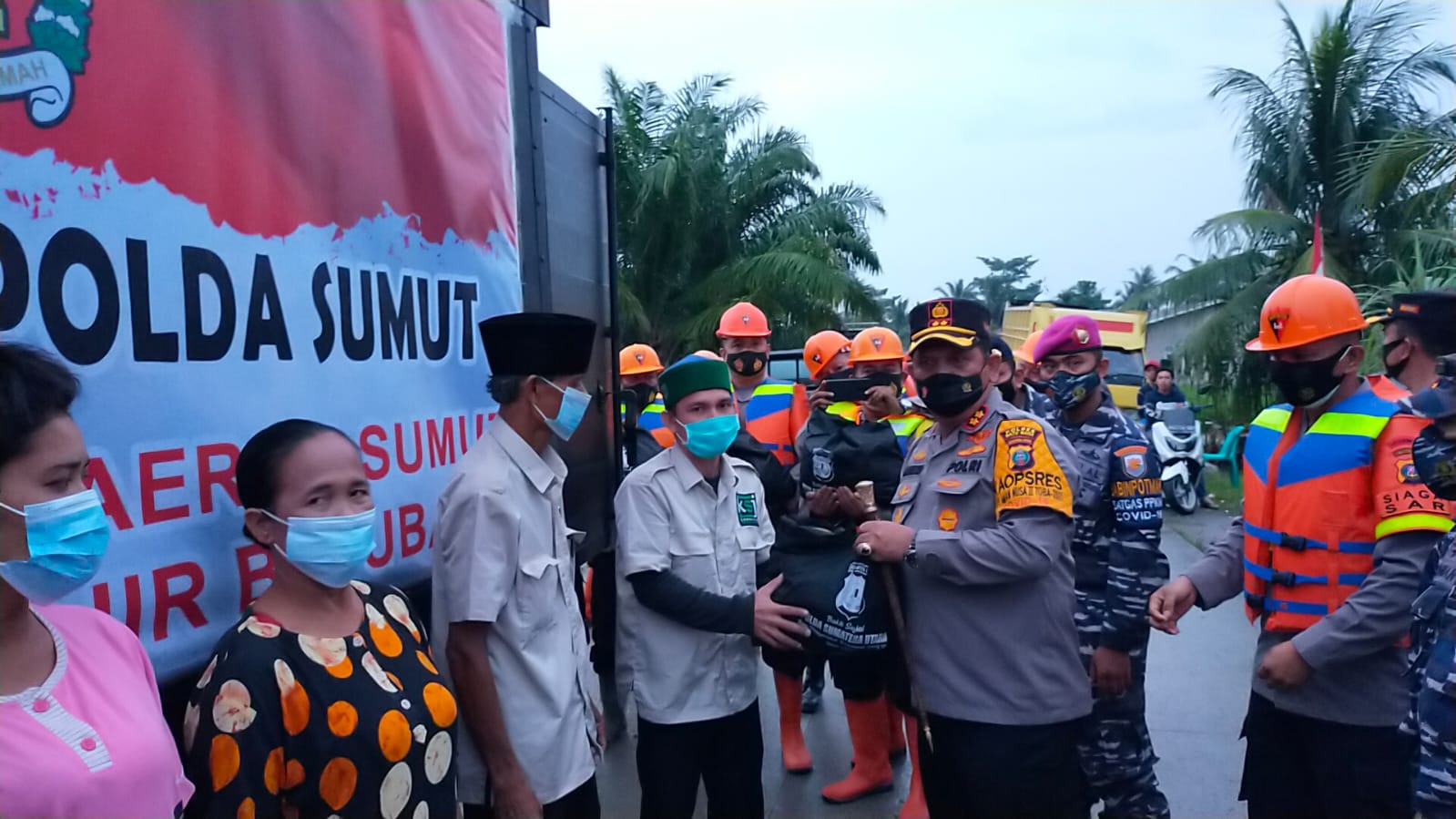 Kapolda Sumut Serahkan 1.000 Paket Sembako Bagi Warga Korban Banjir di 4 Kecamatan Kab. Batubara