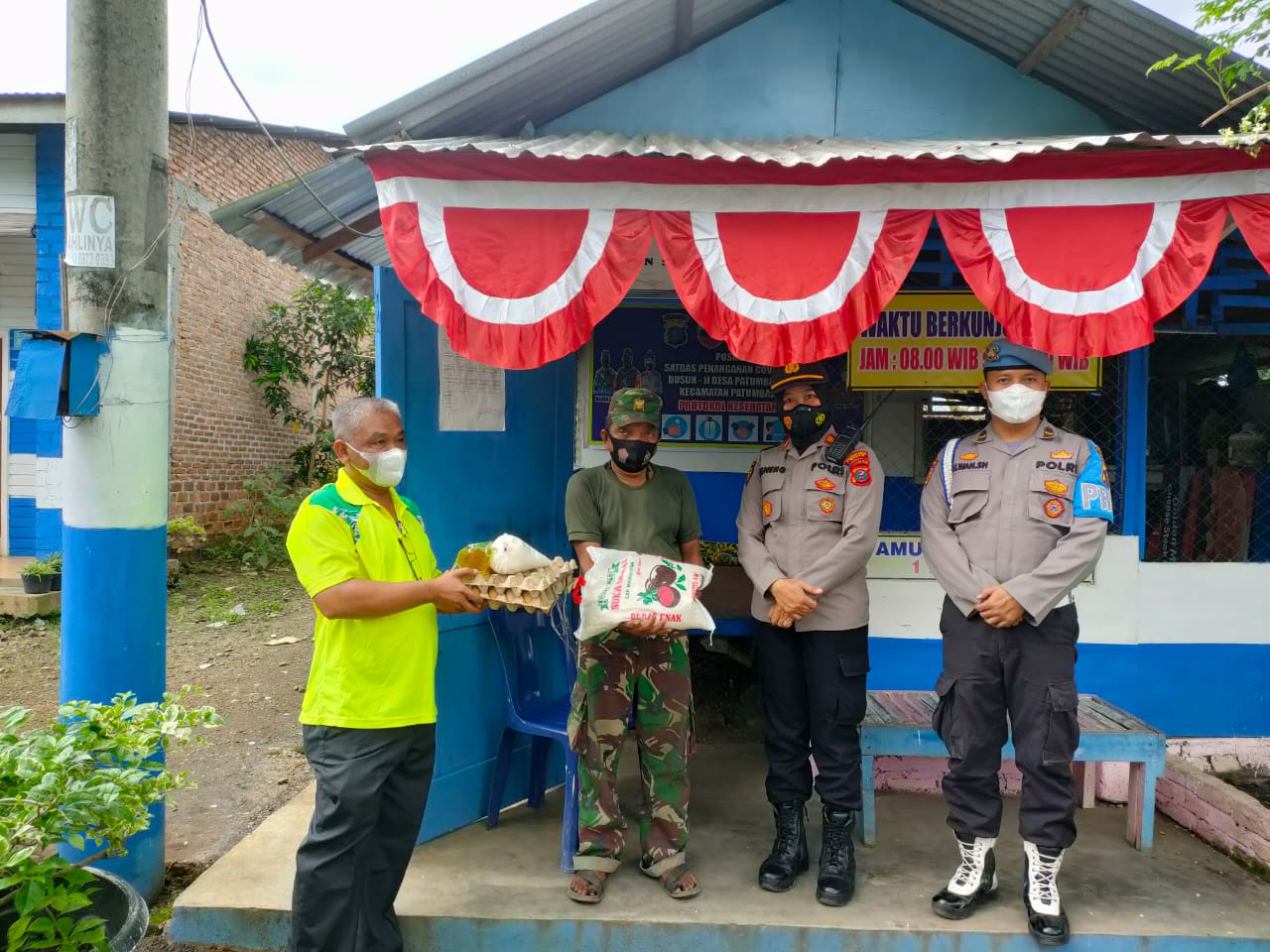 Polsek Patumbak Berbagi Sembako Kepada Warga Yang Menjalani Isoma di Desa Patumbak I.