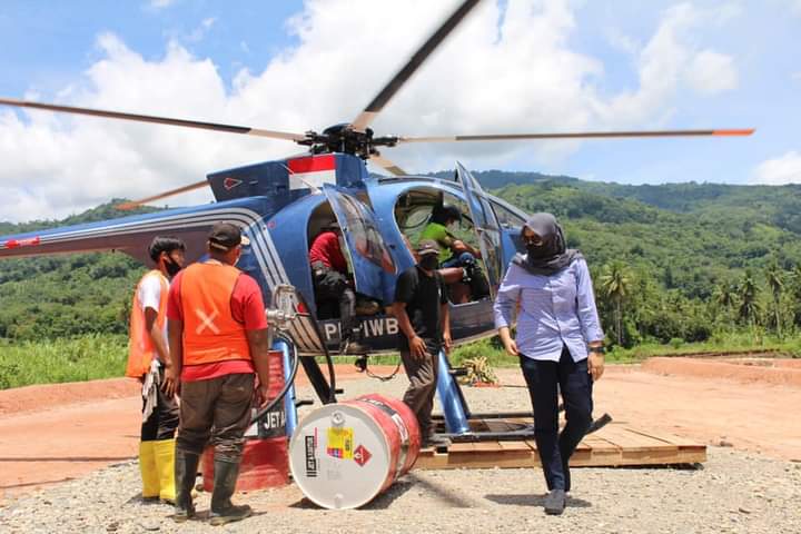 WABUP MADINA ATIKA NASUTION NAIK HELIKOPTER KE PT SMM BANGUN KOMUNIKASIÂ 