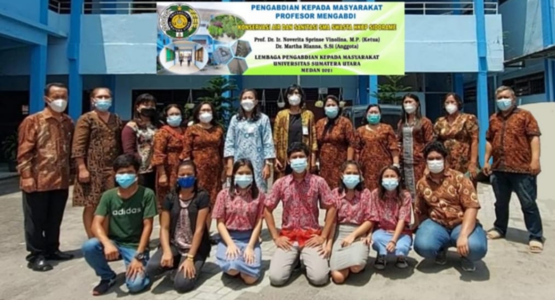 Prof Dr Ir Noverita Sprinse Vinolina MP Mengajak Siswa SMA Swasta Melakukan Penghijauan di Sekolah.