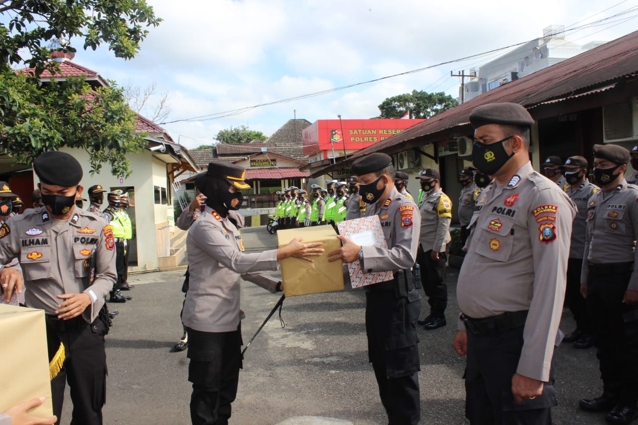 Beri piagam Penghargaan Kepada Personil, Ini Kata Kapolres AKBP Juliani