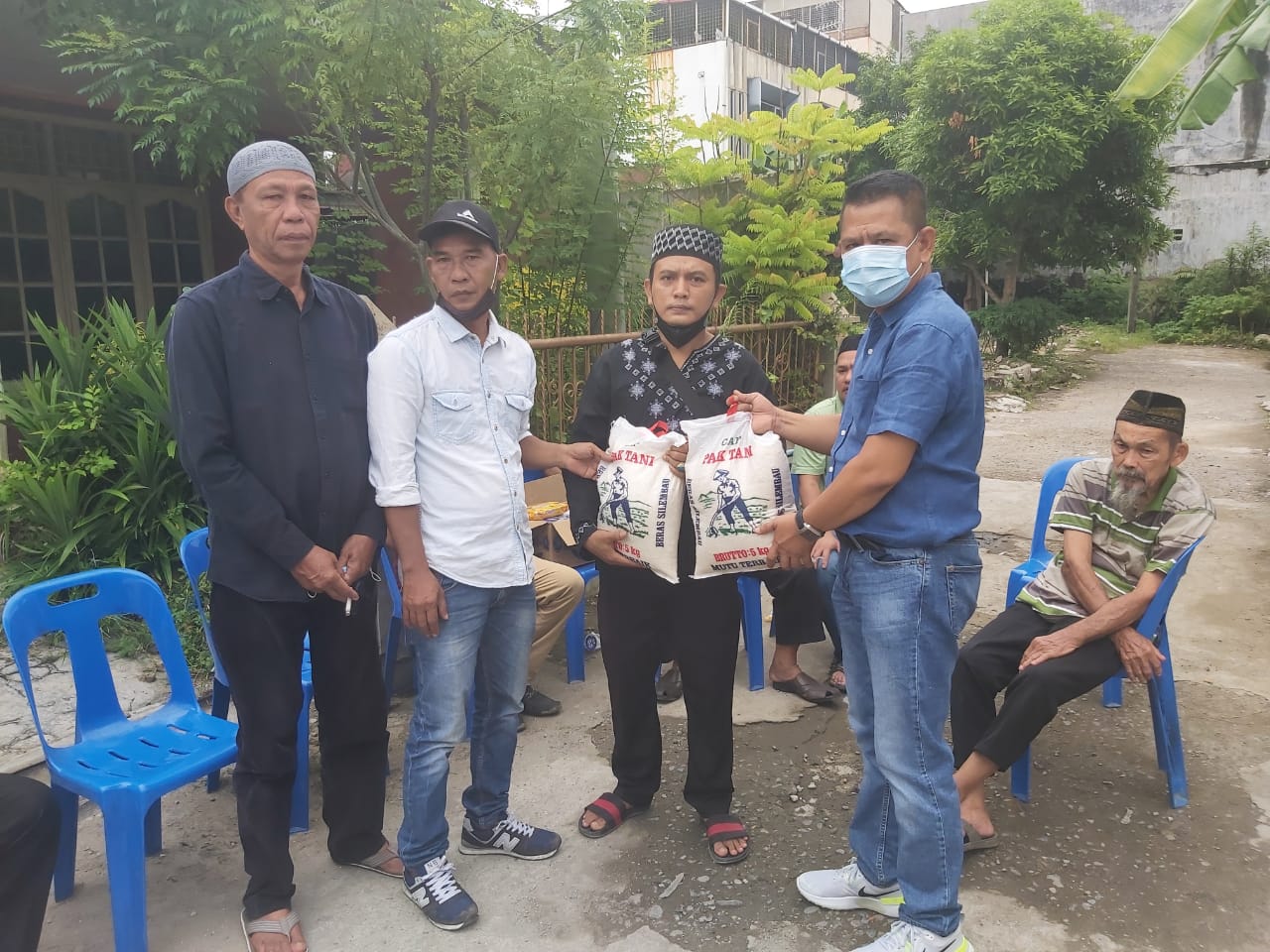 Melayat ke Rumah Duka Almarhumah Syamsinar, Ketua Pewarta Berikan Santunan dan Beras