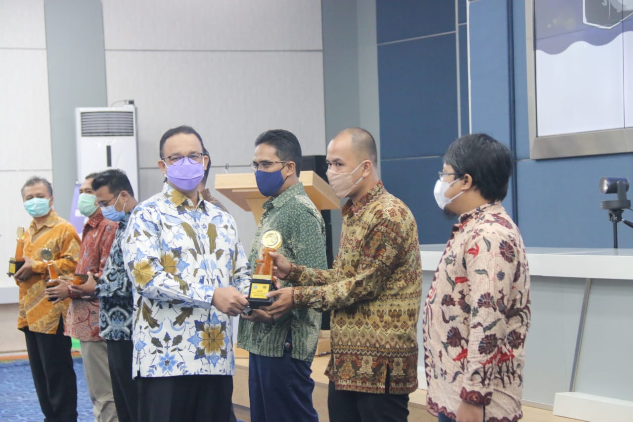 Anies Baswedan Serahkan Anugerah Jurnalistik Mohammad Husni Thamrin ke-47 2021