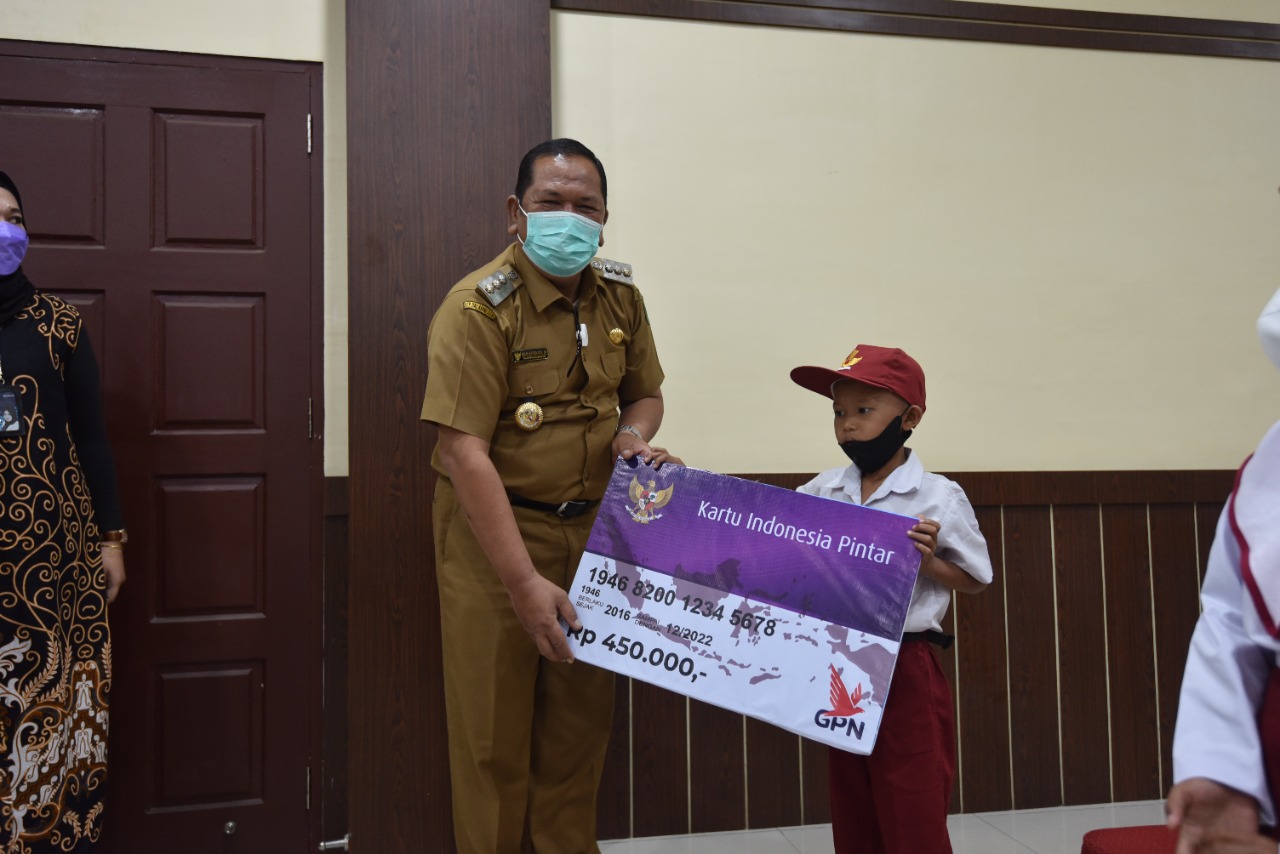 Walikota PSP Irsan Efendi NasutionÂ  Memberikan KIP secara simbolis Untuk Siswa SD hingga SMP