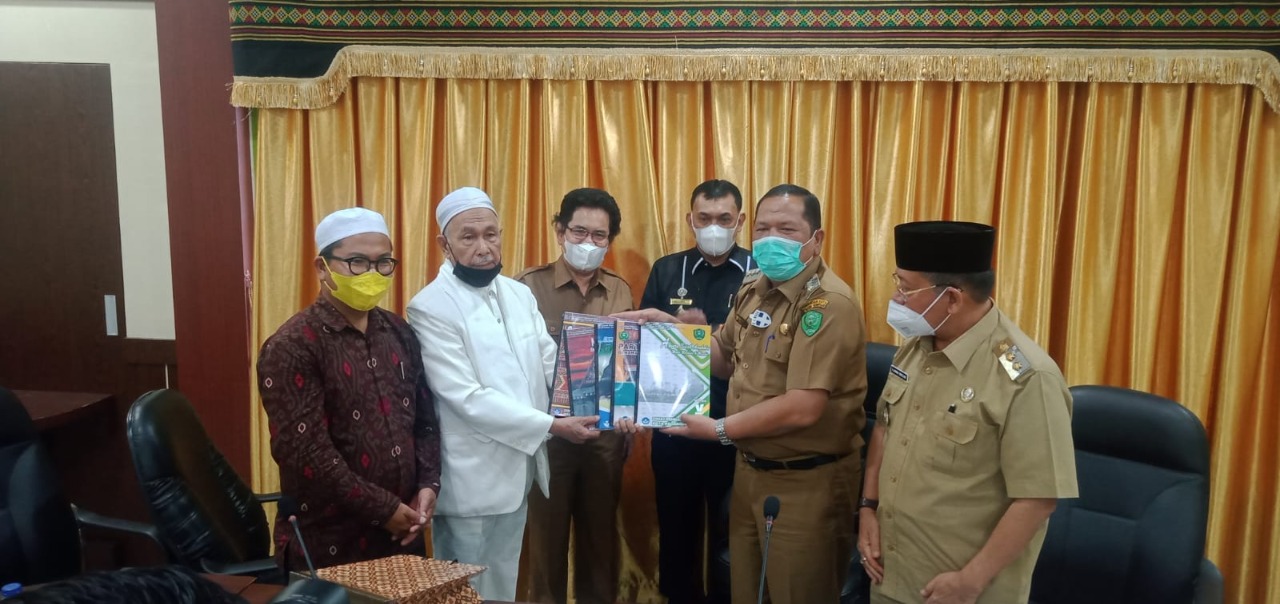 Walikota Padangsidimpuan Irsan Efendi Nasution SH menerima ekspos Tim penulis buku kearifan lokal