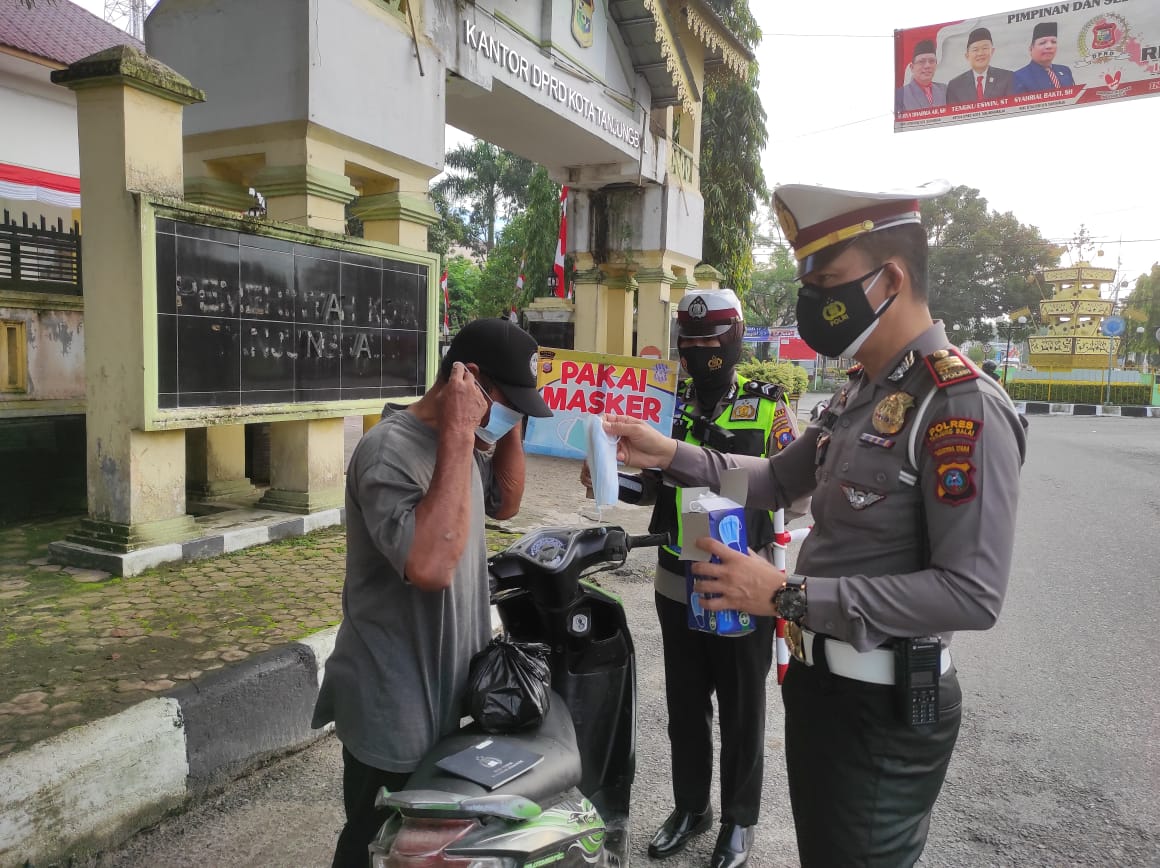Satlantas Polres Tanjung Balai Bagikan 50 Lembar Masker Gratis
