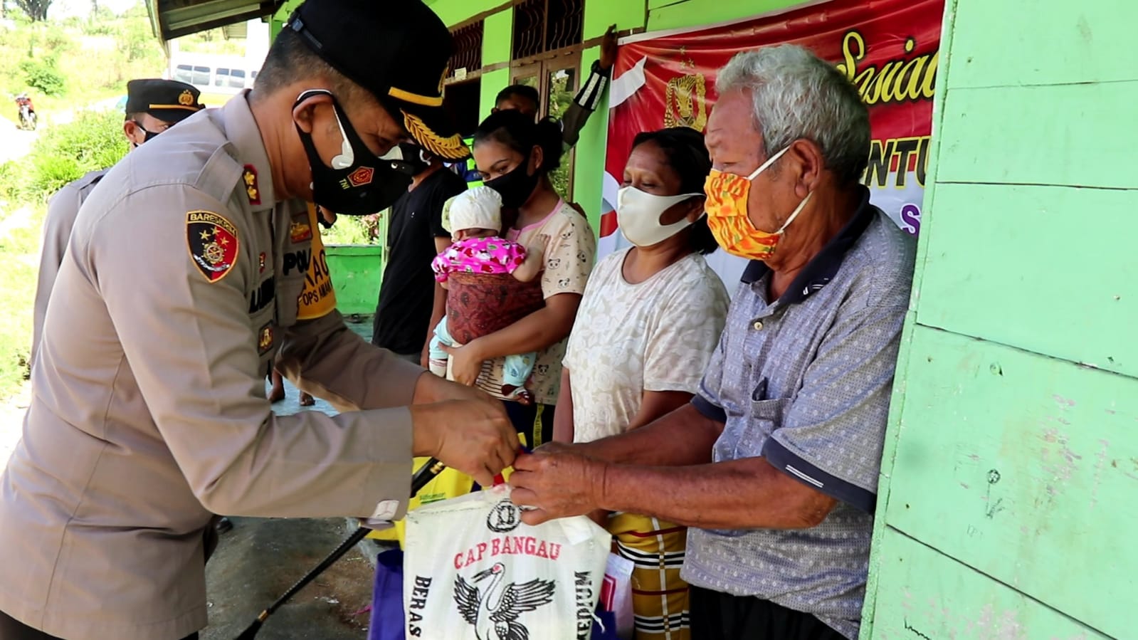 Berbagi Senyum Untuk Negri, Kapolres Pakpak Bharat Alumni Akpol 2000 Salurkan Paket Sembako