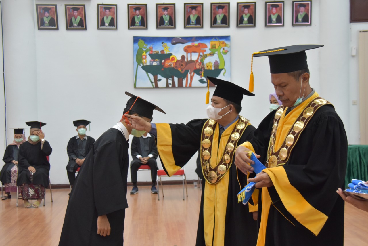 Rektor Wisuda 853 Lulusan Unimed