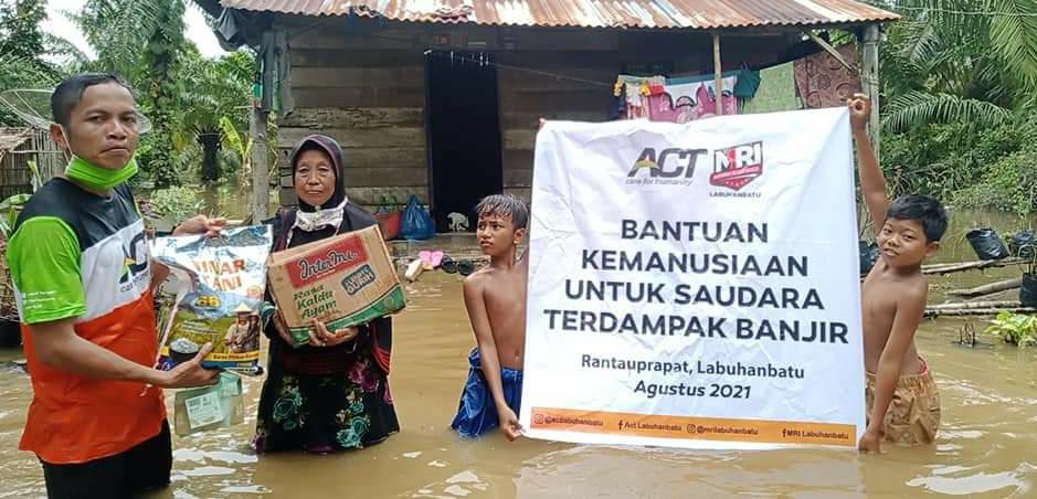 MRI Kec. Bilah Hilir Hantarkan Paket Sembako Kerumah Warga Terdampak Banjir di Negeri Lama Seberang