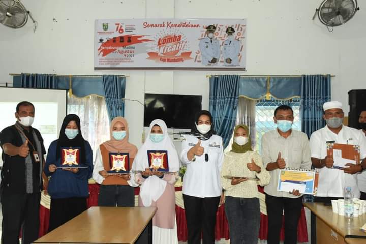 ATIKA UTAMI AZMI NASUTION SERAHKAN HADIAH KEPADA PEMENANG LOMBA 