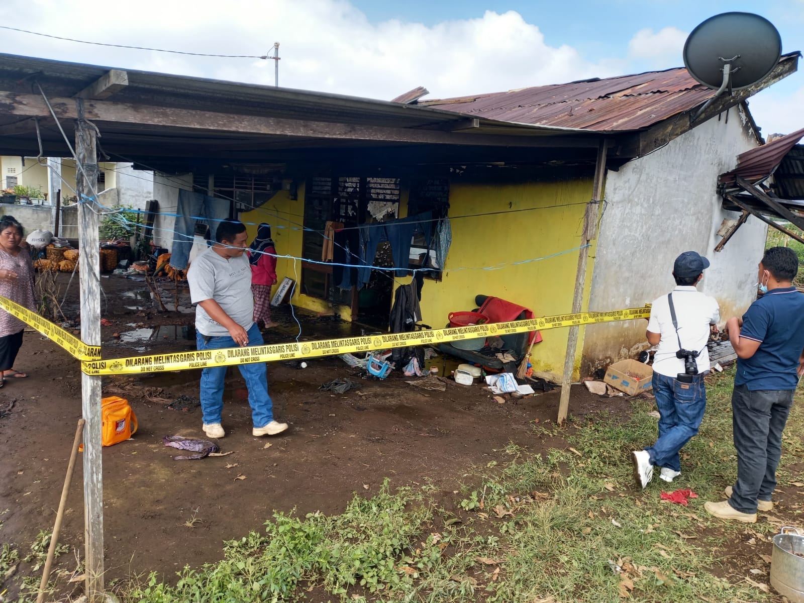 Dua rumah kontrakan di Sempajaya hangus terbakar.