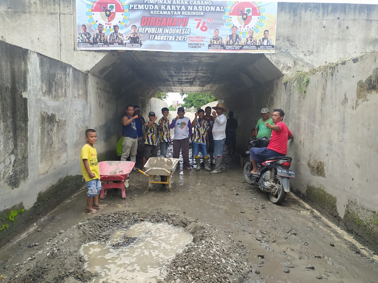 Peringati Kemerdekaan RI Ke-76, Ranting PKN Bersama Masyarakat Desa Serdang Lakukan Gotong-royong