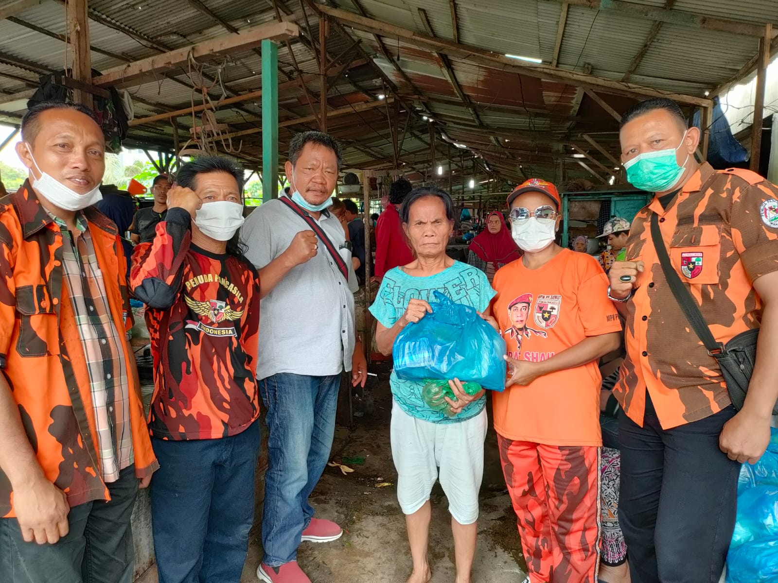 PAC PP Medan Area Berbagi Sembako Kepada Para Janda Yang Berjualan di Pasar Akik