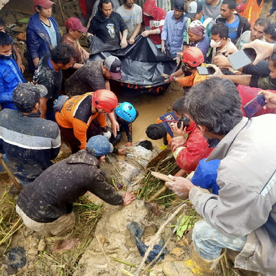 Bupati dan Wakil Bupati Karo Tinjau Bencana Tanah Longsor Di Lau Bawang Dan Ucapkan â€œTurut Berduka Citaâ€.