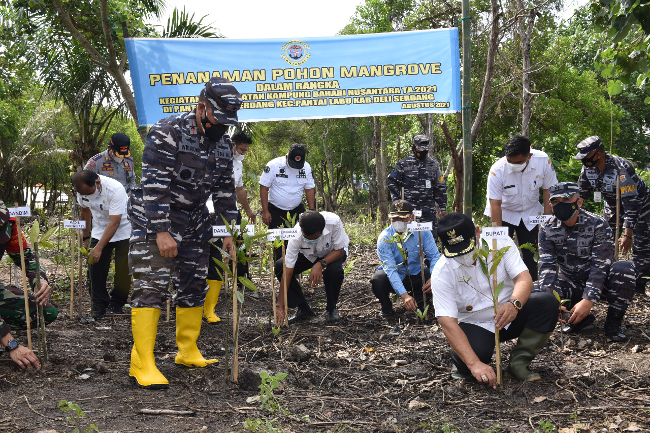 LANTAMAL I LAKSANAKAN PENINGKATAN KAMPUNG BAHARI NUSANTARA DAN SERBUAN VAKSINASI COVID-19Â 