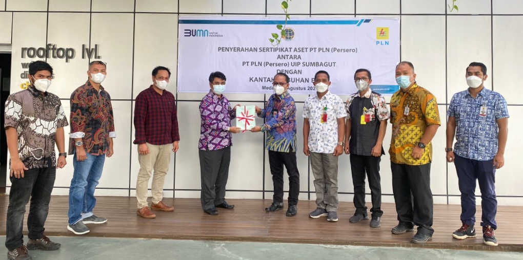 Kepala Kantah Labuhanbatu Serahkan 37 Sertipikat Tanah ke GM PLN UIP Sumbagut