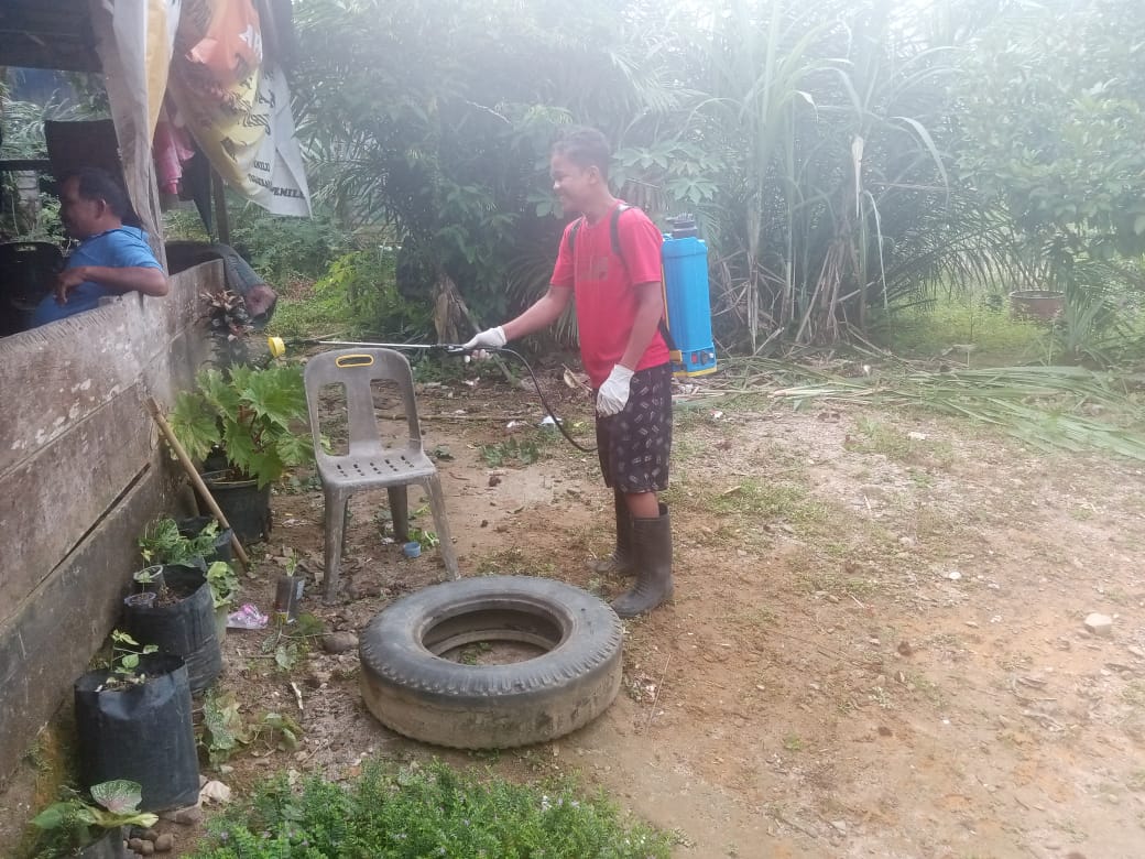 ANTISIPASI PENYEBARAN COVID-19 DESA PAGINDAR TETAP RUTIN LAKUKAN PENYEMPROTAN DISINSFEKTAN