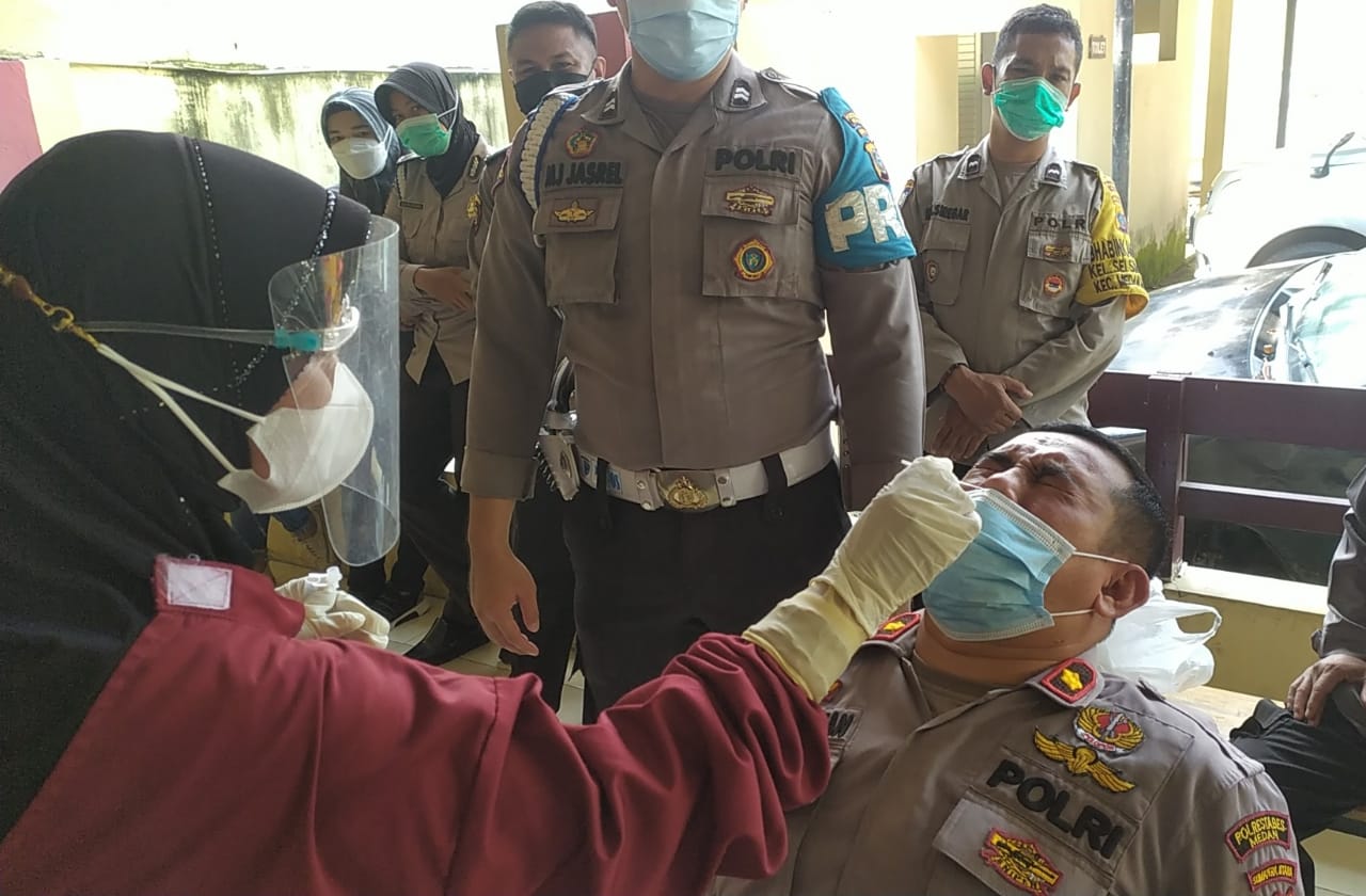 Polsek Medan Helvetia Bekerjasama dengan Puskesmas Swab Test Seluruh AnggotaÂ 