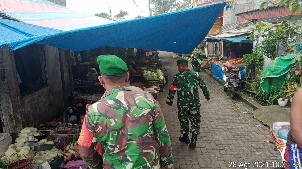 Tak Kenal Lelah, Babinsa Koramil 03/SBL Gempur Covid-19 Melalui Edukasikan Prokes 5M di Sibolangit