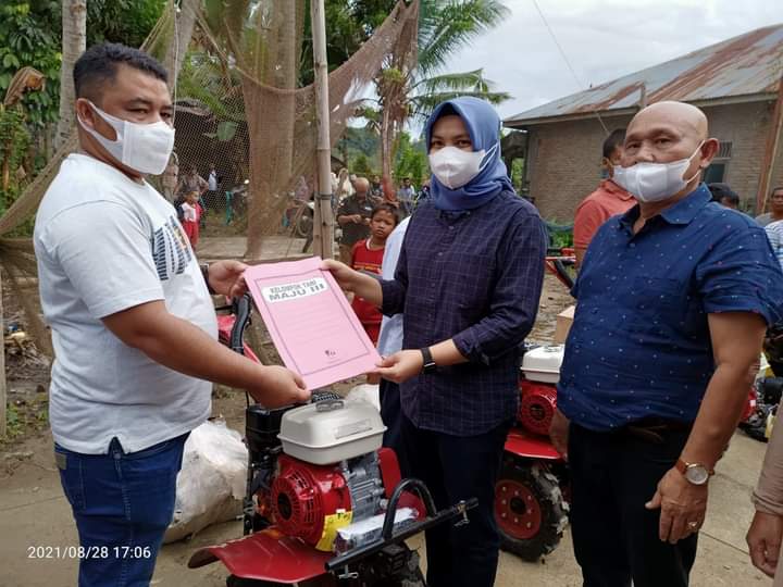Pemkab Madina Serahkan 7 Unit Traktor Tangan Kepada Petani