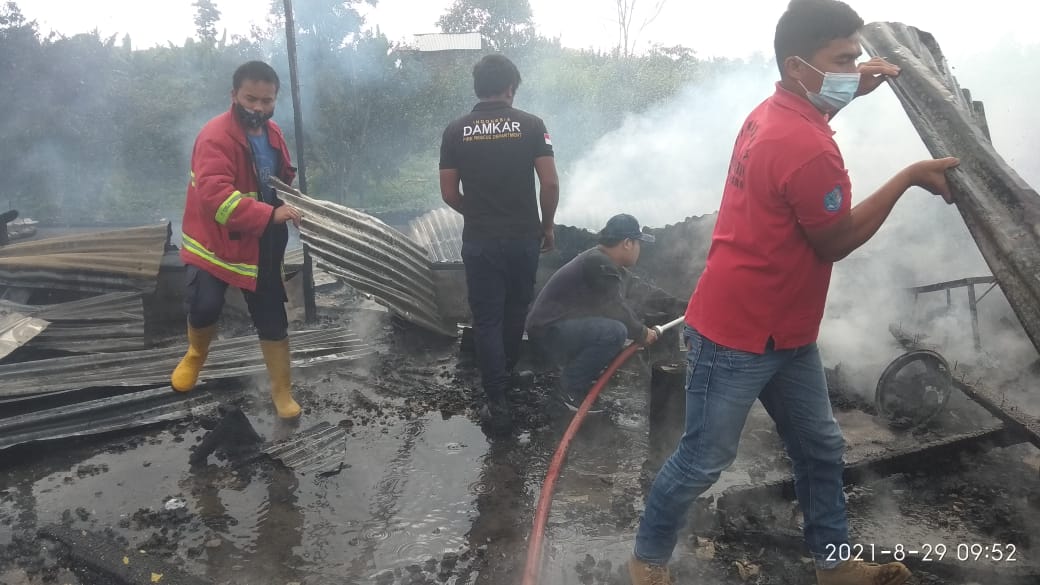 Satu buah rumah habis di lalap si jago merah di pertibi lama